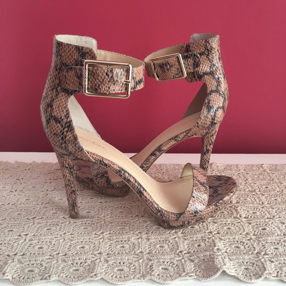 ✨✨Calvin Klein snakeskin strappy heeled sandal ✨✨